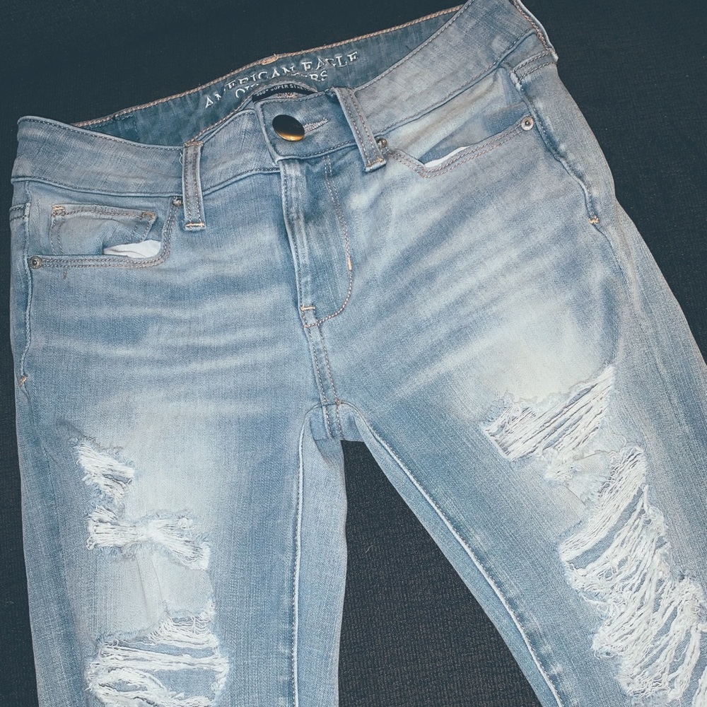 Ripped AE Woman’s Jeans